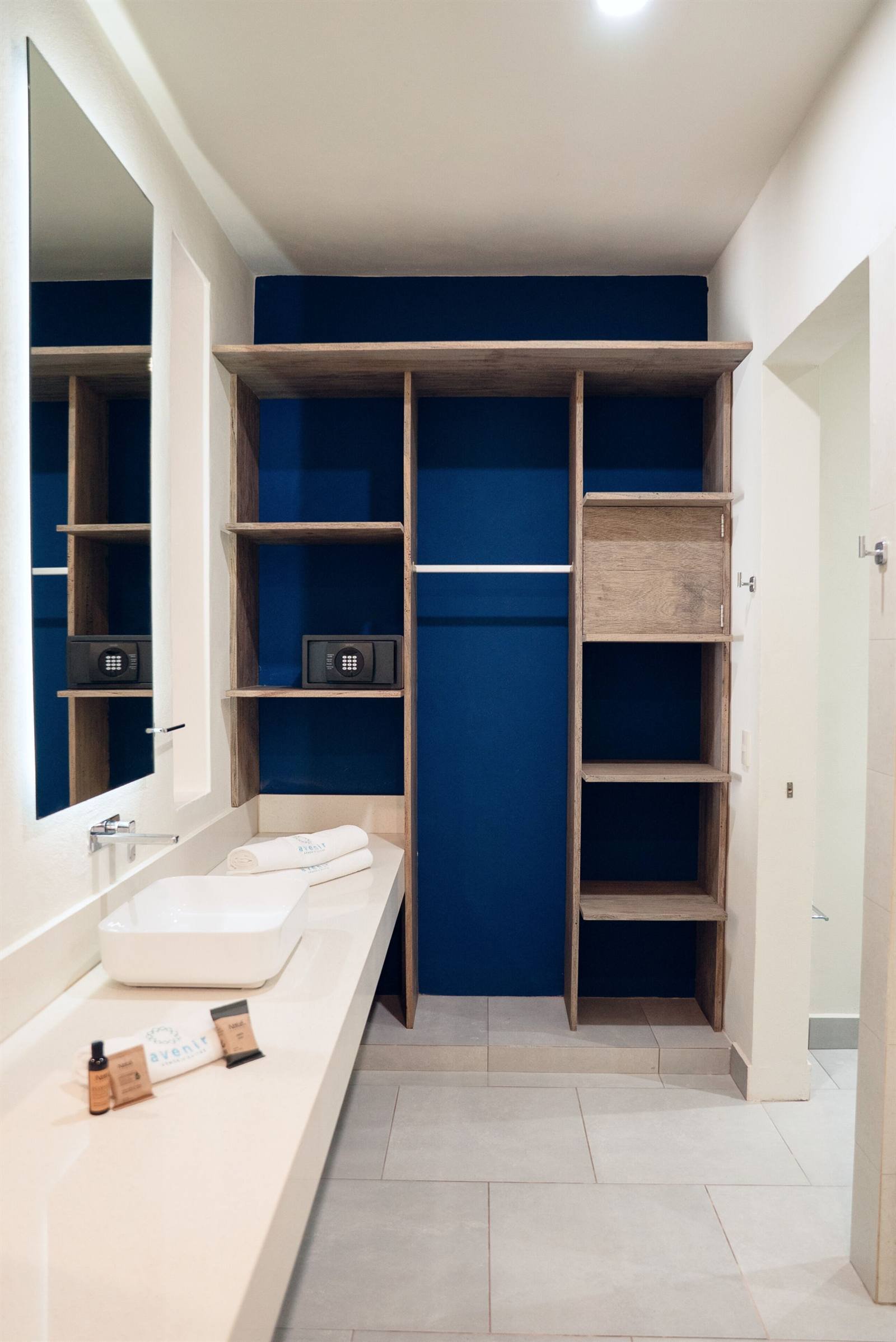 Avenir Armonia Suites: modern bathroom with a large mirror, two sinks and wooden shelves